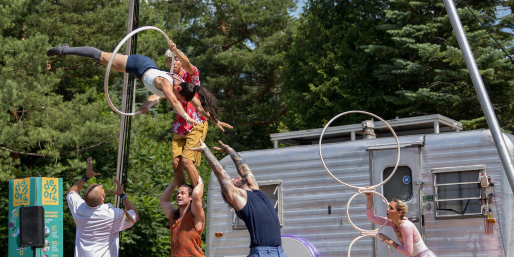 La troupe du spectacle Éphémère de Vague de Cirque lors d'une représentation. (Photo : courtoisie Vague de Cirque)